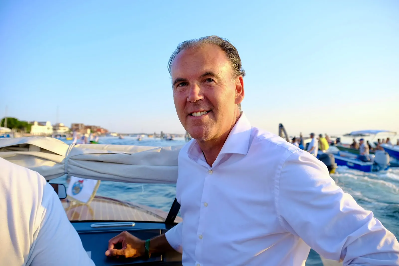Alessandro Scarpa Marta in laguna su un'imbarcazione